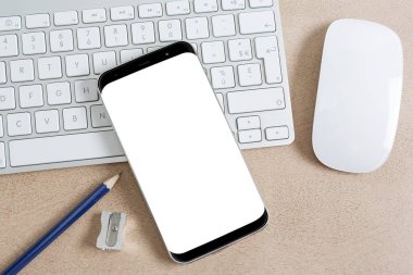 Masaüstü iç klavyesindeki modern smartphone