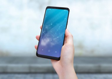 Modern smatphone mockup sokak arka planda tutan kadın el