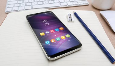 Çalışma alanı tablosu yakın çekim modern cep telefonu ile