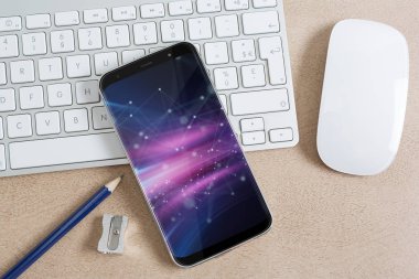Masaüstü iç klavyesindeki modern smartphone