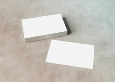 Kartvizit mockup beton zemin 3d render üzerine yığını