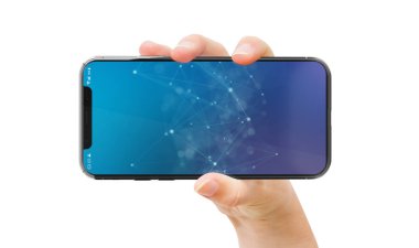 Modern smatphone mockup beyaz arka plan üzerinde tutan kadın el