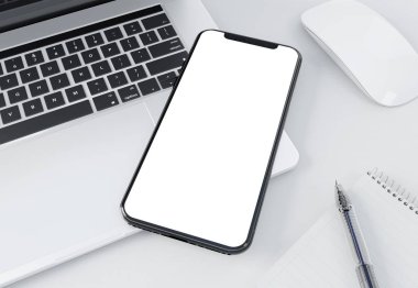 Modern smartphone mockup gümüş laptop 3d render döşeme