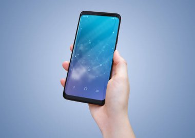 Modern smatphone mockup mavi arka plan üzerinde tutan kadın el