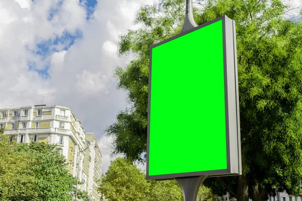 Esterno Cartellone Verticale Con Paesaggio Naturale Della Città Mockup — Foto Stock