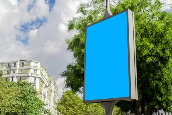 Buiten Verticale Bord Met Natuurlijke Stad Landschap Mockup — Stockfoto