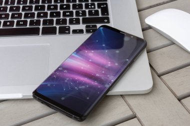 Ahşap masa yakın çekim bir laptop modern smartphone