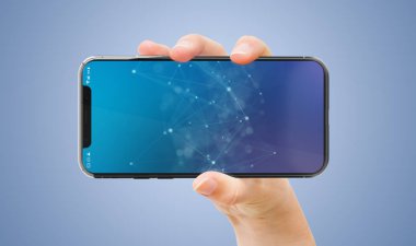 Modern smatphone mockup mavi arka plan üzerinde tutan kadın el