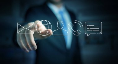 İnce çizgi iletişim simgesini kullanarak arka plan bulanık üzerinde işadamı