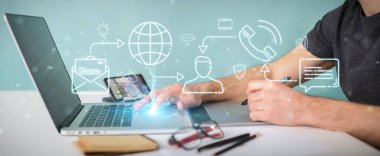 İnce çizgi sosyal ağ simgeleri arabirimini kullanarak arka plan bulanık üzerinde grafik tasarımcı