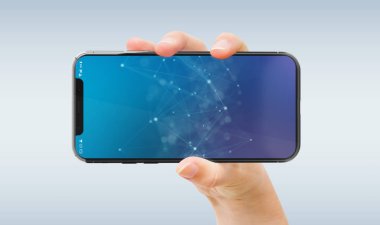 Modern smatphone mockup gri arka plan üzerinde tutan kadın el