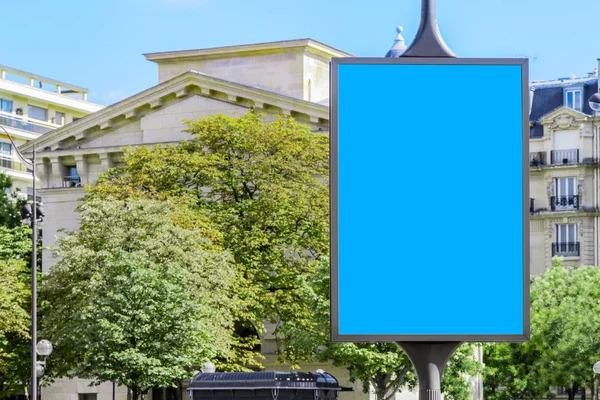 Utomhus Vertikala Billboard Med Naturliga Staden Landskap Mockup — Stockfoto