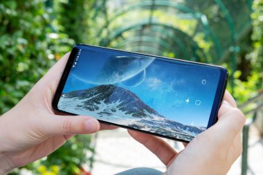 Kadın holding modern smartphone