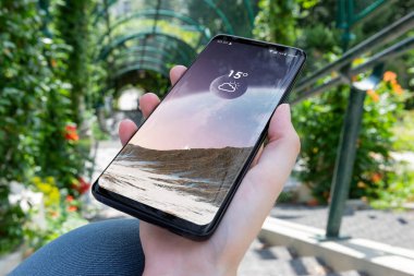 Kadın holding modern smartphone