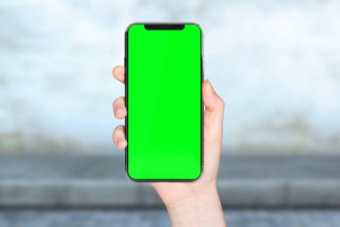 Beyaz Modern smatphone mockup tutan kadın el