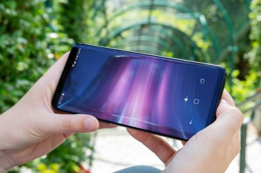 Kadın holding modern smartphone