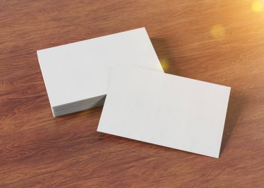 Beyaz kartvizit ahşap mockup 3d render üzerinde kazık