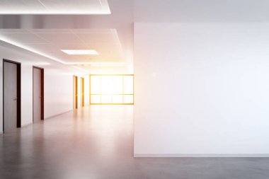 Büyük pencereler ve güneş t geçen ofis mockup boş duvar