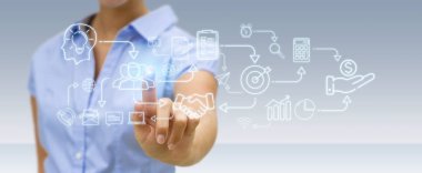 İnce çizgi simgesini proje planı sunusu kullanarak iş kadını