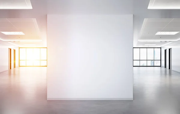 Lege vierkante muur in Office mockup met grote ramen en zon p — Stockfoto