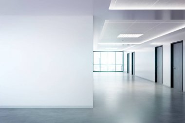 Büyük pencereler ve güneş t geçen ofis mockup boş duvar