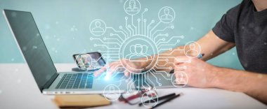 İnce çizgi sosyal ağ simgeleri arabirimi kullanarak grafik tasarımcı