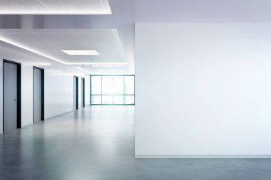 Büyük pencereler ve güneş t geçen ofis mockup boş duvar