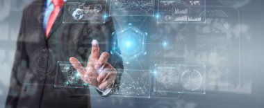 Verileri 3D ile dijital teknolojik arayüz kullanan işadamı 