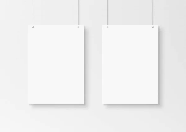 Cartel blanco aislado colgado por cuerdas en la maqueta de pared 3D rende —  Fotos de Stock