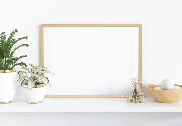 Marco dorado apoyado en estante blanco en el interior con plantas y — Foto de Stock