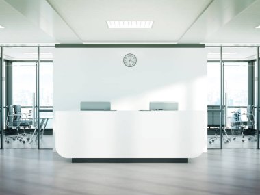 Büyük pencerelerin bulunduğu beton ofiste boş beyaz resepsiyon masası