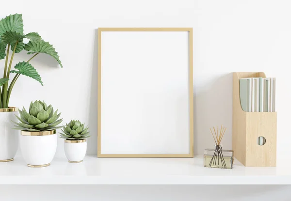 Moldura dourada apoiada em prateleiras brancas no interior com plantas e — Fotografia de Stock