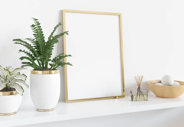 Gouden frame leunend op witte ijskast in het interieur met planten en — Stockfoto