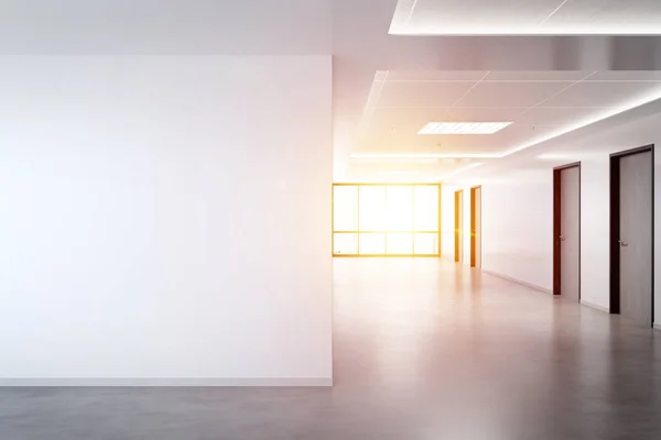 Pared en blanco en la oficina maqueta con grandes ventanas y sol pasando t — Foto de Stock