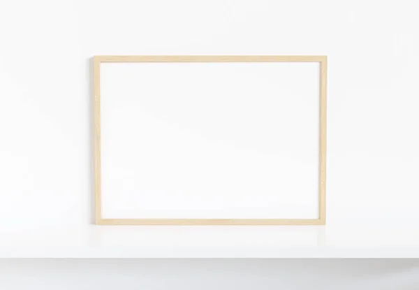 明るいインテリアモックアップ3で白い棚に傾く木製フレーム — ストック写真