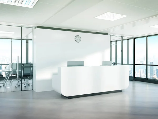 Recepção branca em branco no escritório de concreto com grandes janelas — Fotografia de Stock