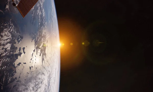 Vue rapprochée de la planète Terre avec l'atmosphère au lever du soleil 3 — Photo