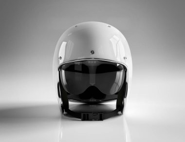 Gri arka plan Mocku üzerinde izole beyaz Vintage motosiklet kask