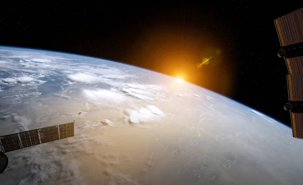 Tekintettel a Föld bolygó egy űrállomás ablakon alatt sunris — Stock Fotó