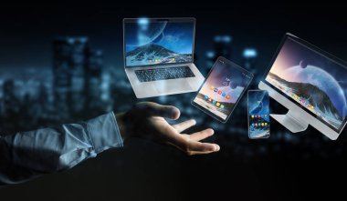 Modern akıllı telefon tablet Laptop ve compu bağlayan işadamı