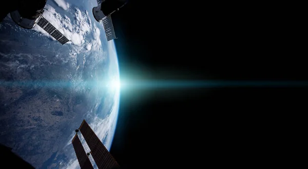 在太阳升起时,从空间站窗口看地球 — 图库照片