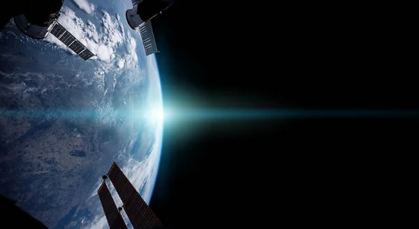 Vista del planeta Tierra desde una ventana de la estación espacial durante un sunris —  Fotos de Stock