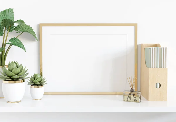 Gouden frame leunend op witte ijskast in het interieur met planten en — Stockfoto