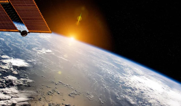 Vista del pianeta Terra da una finestra di una stazione spaziale durante un sunris — Foto Stock