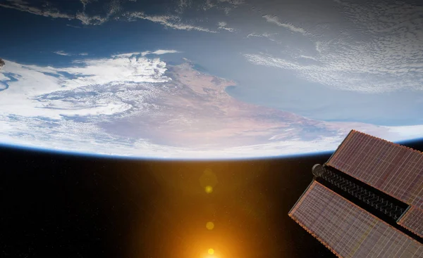 Widok planety Ziemia z okna stacji kosmicznej podczas SUNRIS — Zdjęcie stockowe