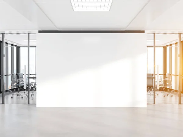Parede branca em branco no escritório de concreto com grandes janelas Mockup 3D — Fotografia de Stock