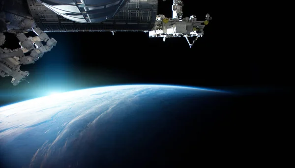Utsikt över planeten jorden från en rymd Stations fönster under en sunris — Stockfoto