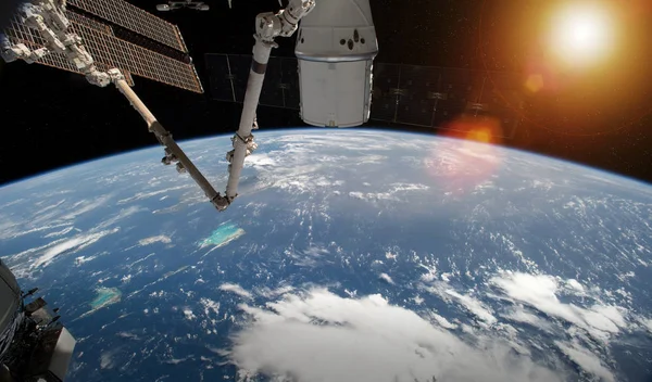 Blick auf den Planeten Erde aus dem Fenster einer Raumstation während einer Sonnenfinsternis — Stockfoto
