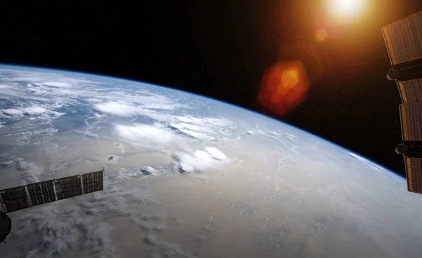 Vista del planeta Tierra desde una ventana de la estación espacial durante un sunris —  Fotos de Stock