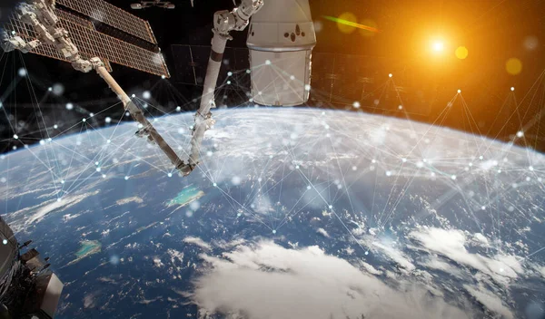 Satelliter som sänder datas utbyten och anslutningssystem över t — Stockfoto